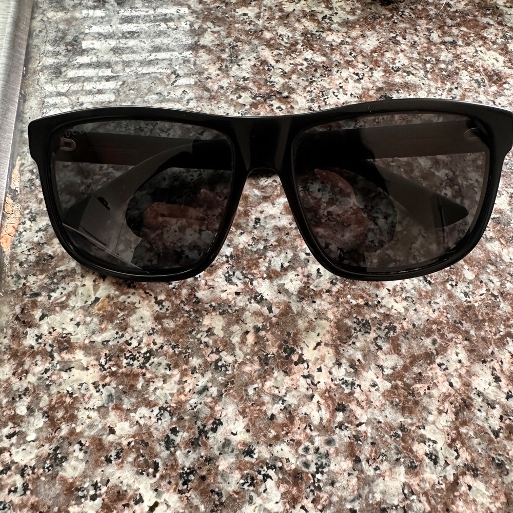 Gucci Glasses - Picture 4 of 6